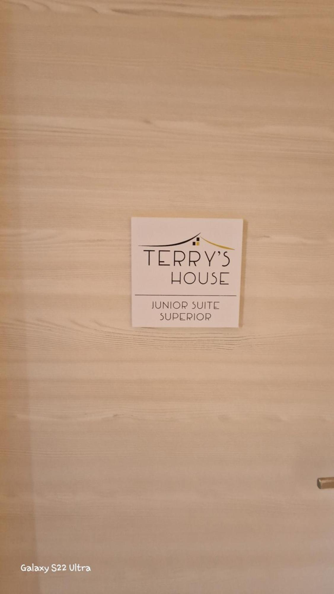 ホテル Terry'S House ヌーオロ エクステリア 写真